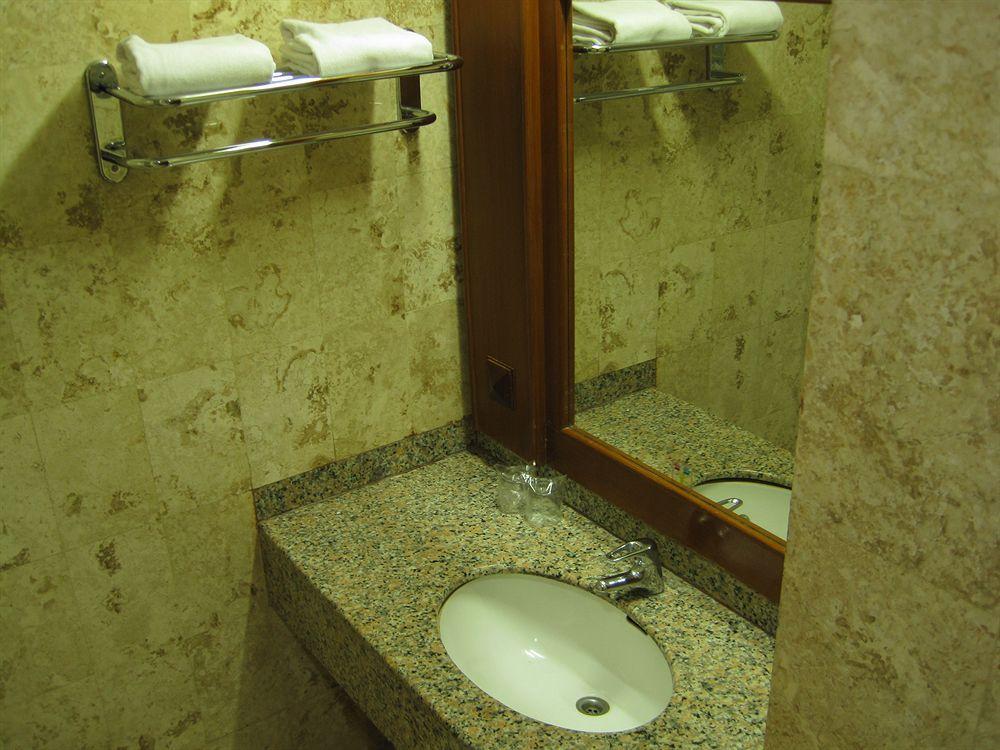 Satelit Hotel Surabaja Zewnętrze zdjęcie